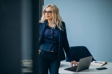 Ofisteki orta yaşlı güzel iş kadını.