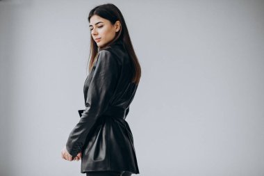 Genç kadın model üst giysileri gösteriyor.