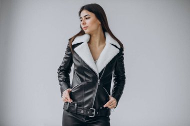 Genç kadın model üst giysileri gösteriyor.