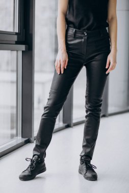 Genç kadın model gösteri giysileri