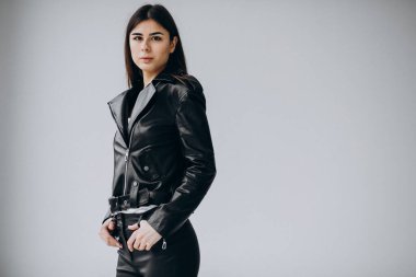 Genç kadın model üst giysileri gösteriyor.