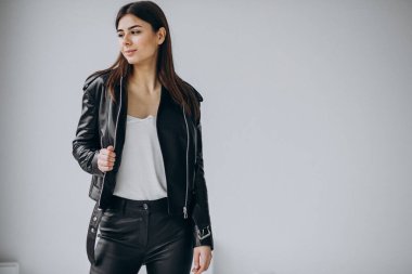 Genç kadın model üst giysileri gösteriyor.