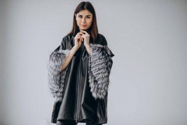 Genç kadın model üst giysileri gösteriyor.