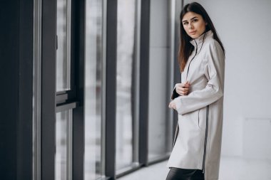 Genç kadın model üst giysileri gösteriyor.