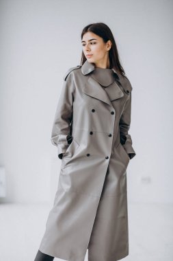 Genç kadın model üst giysileri gösteriyor.