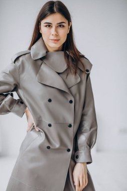 Genç kadın model üst giysileri gösteriyor.