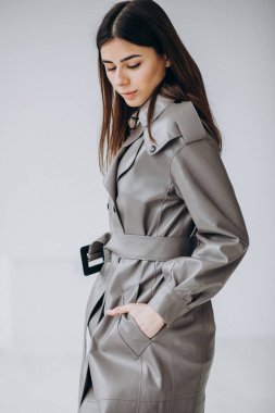 Genç kadın model üst giysileri gösteriyor.