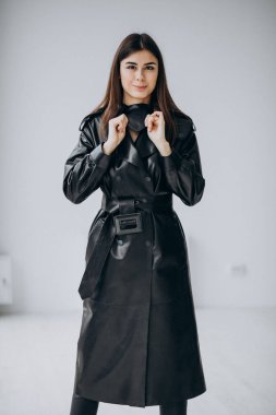 Genç kadın model üst giysileri gösteriyor.