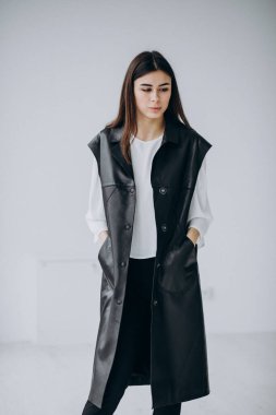 Genç kadın model üst giysileri gösteriyor.