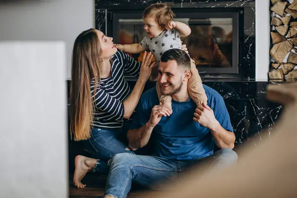 Junge Familie Mit Kleinem Sohn Hause — Stockfoto