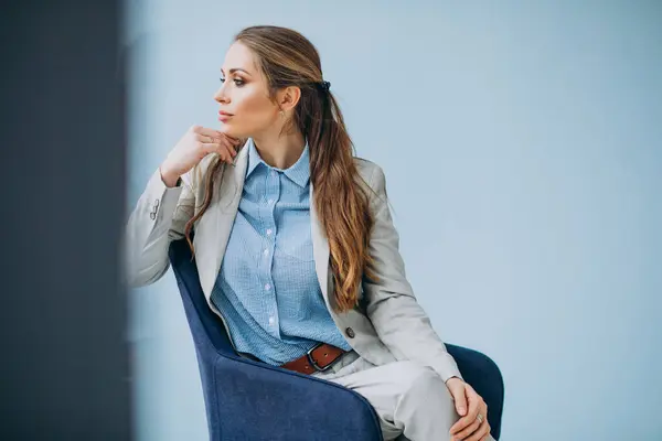 Ofiste Sandalyede Oturan Seksi Kadını — Stok fotoğraf