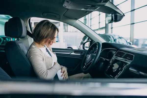 Young Pregnant Woman Testing Car Car Showroom — Stock Photo, Image