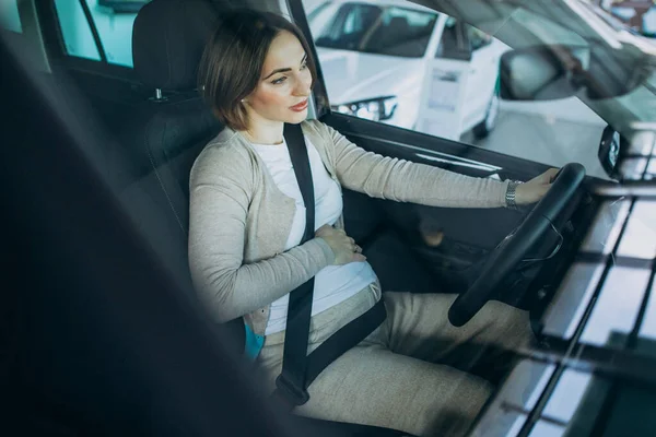 Young Pregnant Woman Testing Car Car Showroom — Stock Photo, Image