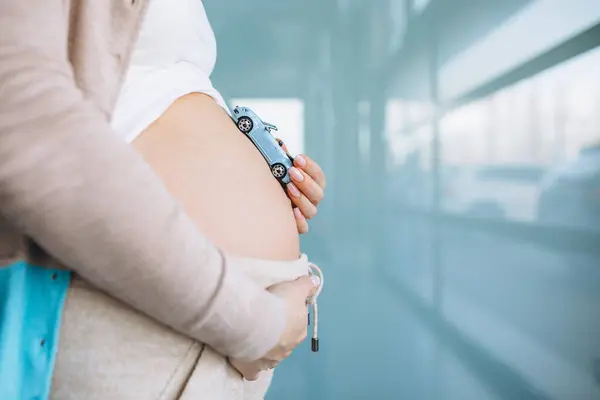 Gravid Mage Närbild Kvinna Som Håller Liten Bil Modell Vid — Stockfoto