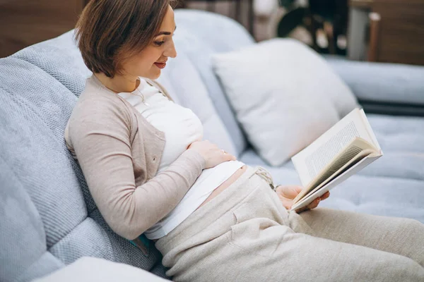 Joven Embarazada Leyendo Libro Casa —  Fotos de Stock