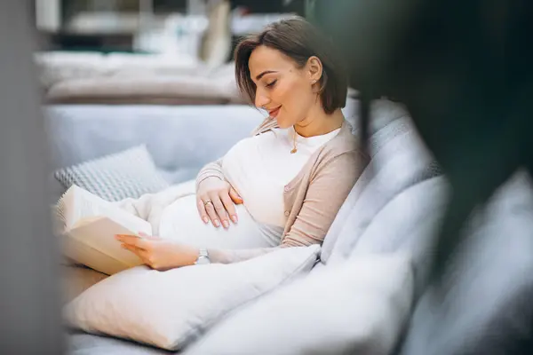 Junge Schwangere Frau Liest Hause Ein Buch — Stockfoto