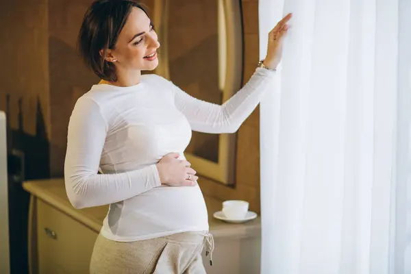Mujer Embarazada Joven Pie Junto Ventana Beber Café —  Fotos de Stock