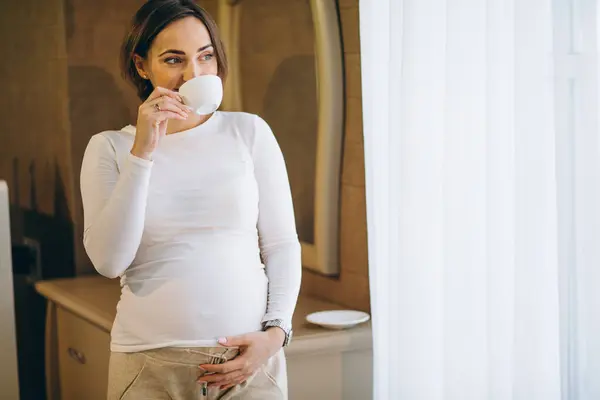Mujer Embarazada Joven Pie Junto Ventana Beber Café — Foto de Stock