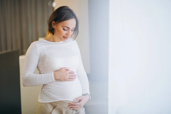 Mujer Embarazada Joven Pie Junto Ventana Casa —  Fotos de Stock