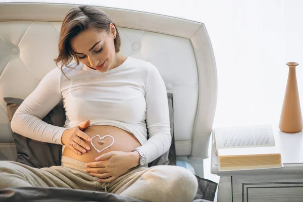 Mujer Embarazada Que Aplica Crema Vientre Para Evitar Estiramientos —  Fotos de Stock