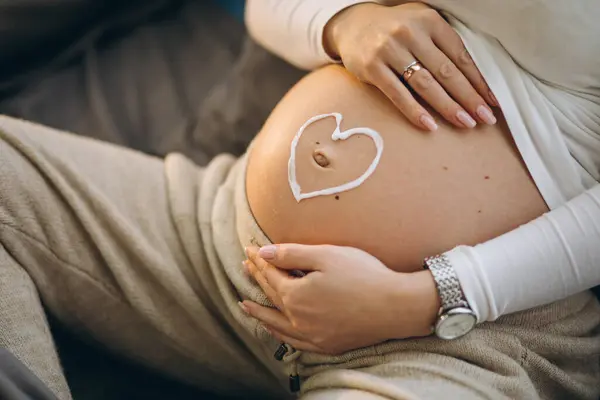 Gravid Kvinna Tillämpa Grädde Magen För Att Förhindra Sträckor — Stockfoto
