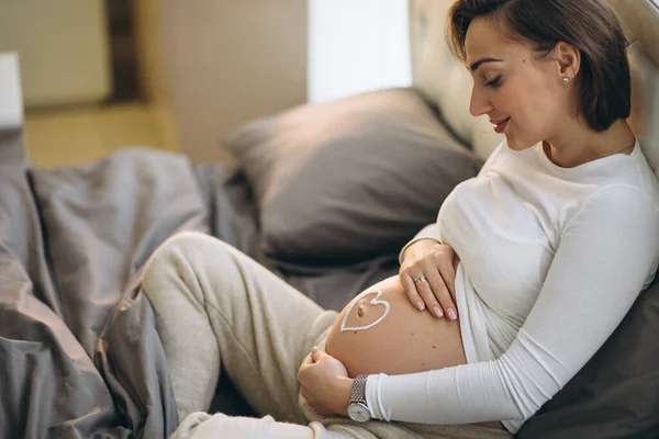 Mujer Embarazada Que Aplica Crema Vientre Para Evitar Estiramientos —  Fotos de Stock