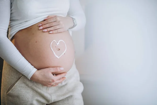 Gravid Kvinna Tillämpa Grädde Magen För Att Förhindra Sträckor — Stockfoto