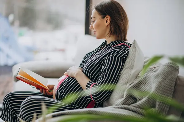 Mladá Těhotná Žena Doma Čtení Notebook — Stock fotografie