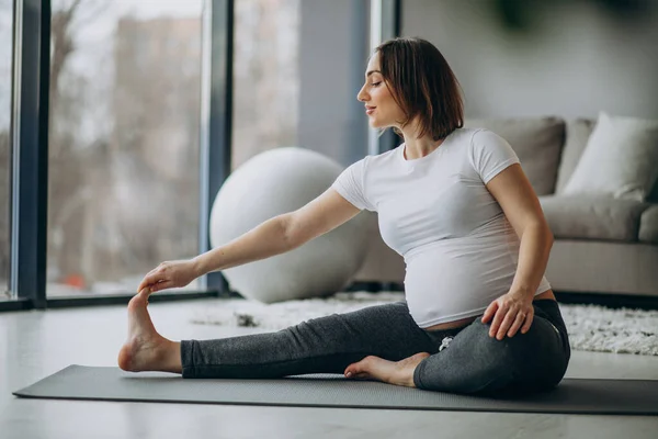 Ung Gravid Kvinna Som Utövar Yoga Hemma — Stockfoto