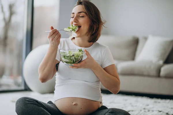 Ung Gravid Kvinna Äter Sallad Hemma — Stockfoto
