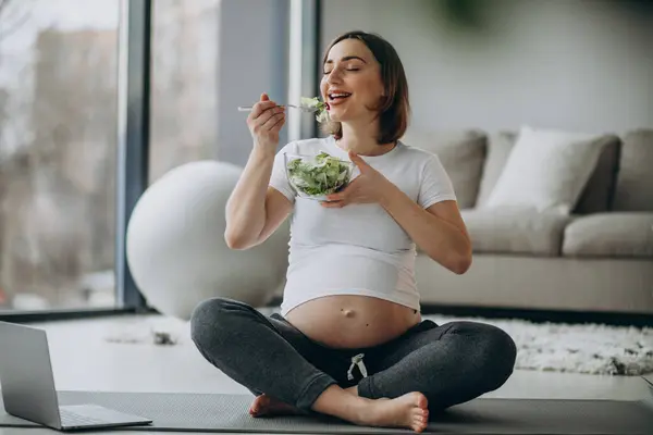 Mujer Embarazada Joven Comiendo Ensalada Casa —  Fotos de Stock