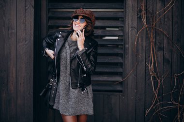 Genç ve güzel bir kadın telefonda konuşuyor.