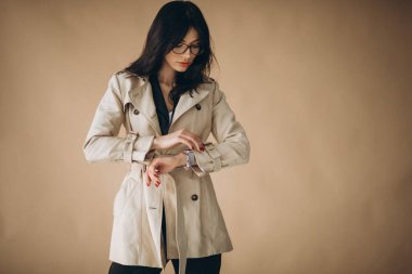 Stüdyoya kapanmış genç ve güzel bir iş kadını.