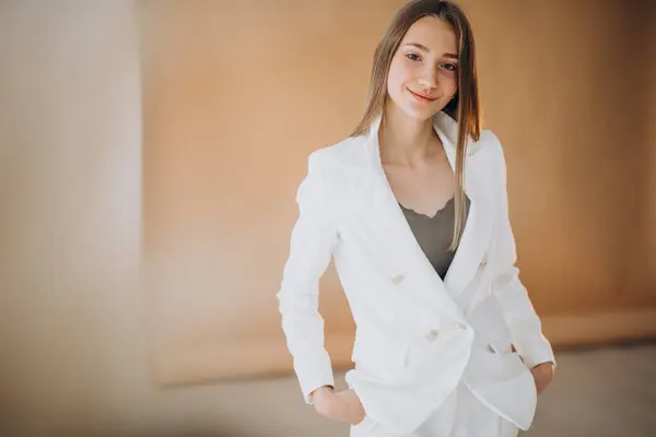 スタジオで白いスーツの若いビジネス女性 — ストック写真