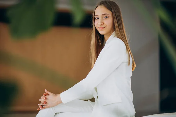 Stüdyodaki Beyaz Takım Elbiseli Genç Kadını — Stok fotoğraf