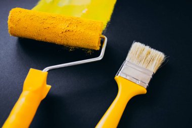 Onarımlar için boyacı sarı renklerde siyah arkaplanda izole edildi