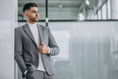 Ofiste başarılı yakışıklı bir iş adamı.