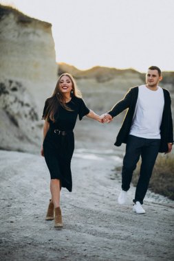 Genç çift parkta birlikte, aşk hikayesi.