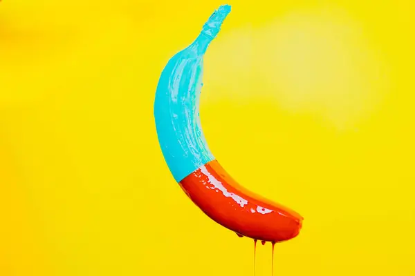 Banan Fargerike Malinger Isolert Gul Bakgrunn – stockfoto