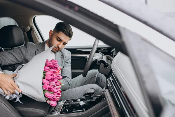 Fiatal Jóképű Üzletember Gyönyörű Virágcsokrot Szállít — Stock Fotó
