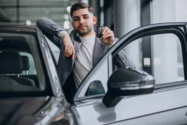 Yakışıklı Adamı Araba Galerisinde Araba Seçiyor — Stok fotoğraf