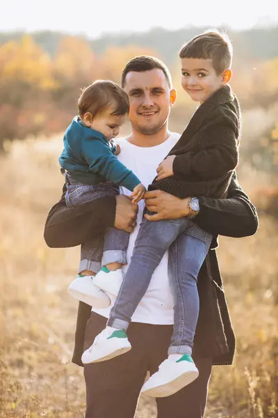 Jonge Vader Met Zoontje Samen Park — Stockfoto