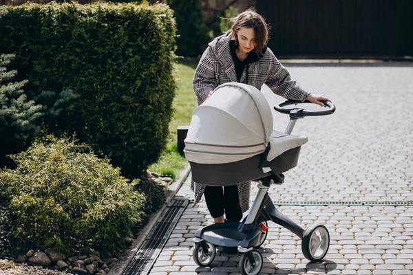 Ibu Muda Berjalan Dengan Kereta Bayi Taman — Stok Foto
