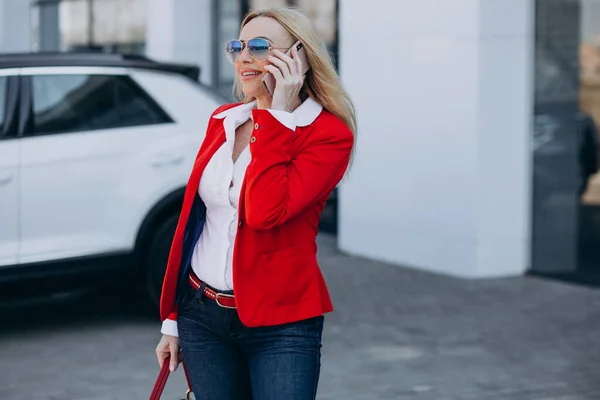Kadını Ofisin Dışında Telefonla Konuşuyor — Stok fotoğraf