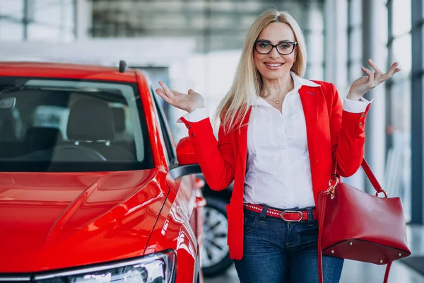 Affärskvinna Söker Auto Mobil Bil Showroom — Stockfoto