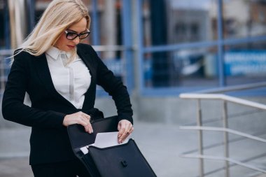 Bavullu orta yaşlı iş kadını.