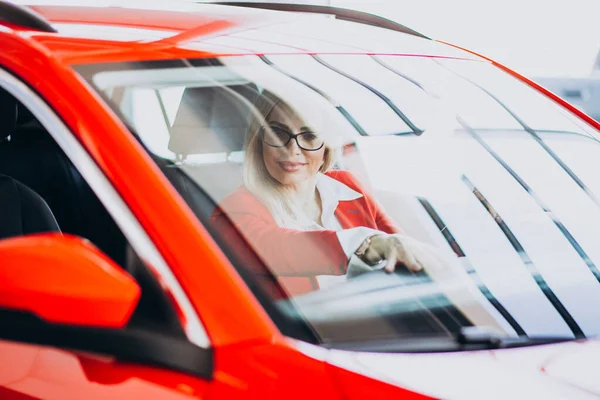 Biznes Kobieta Siedzi Nowym Samochodzie Salonie Samochodowym — Zdjęcie stockowe