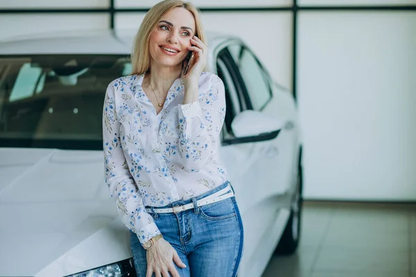 Mooie Vrouw Met Telefoon Auto Showroom — Stockfoto