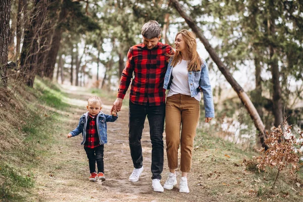 Ormanda küçük oğlu olan genç bir aile.