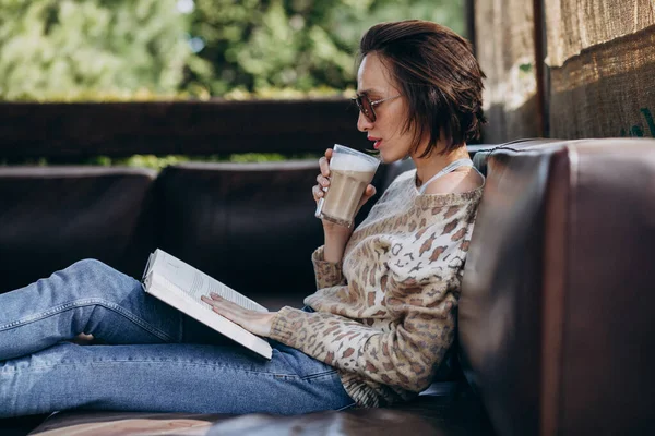 Молодая Женщина Читает Книги Пьет Кофе — стоковое фото